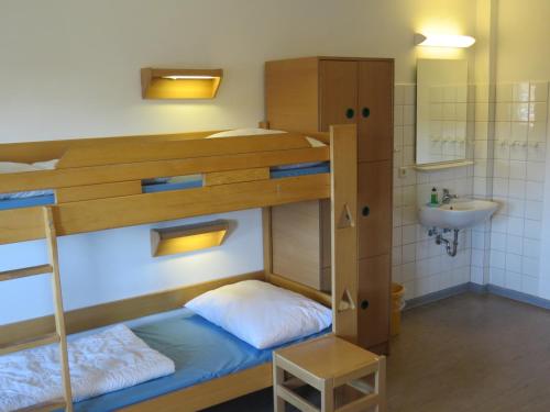 Uma ou mais camas em beliche em um quarto em Jugendherberge List