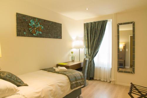 Habitación de hotel con cama y ventana en Résidence de l'Ours, en Lausana