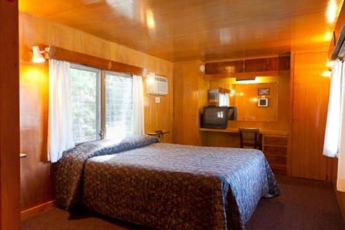 Säng eller sängar i ett rum på Robbins Motel