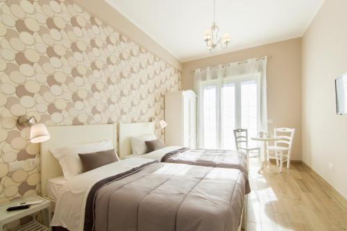 ナポリにあるB&B Margaritaのベッドルーム1室(ベッド1台、テーブル、椅子付)