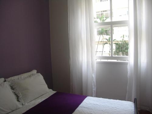 1 dormitorio con cama y ventana en Apartamento charme de Copacabana, en Río de Janeiro
