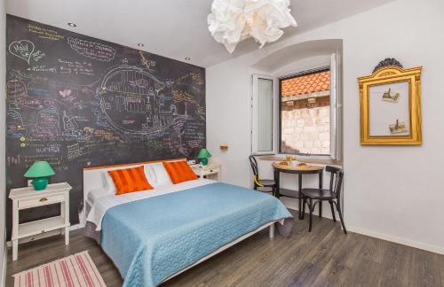 Un pat sau paturi într-o cameră la Apartment & Room Joy