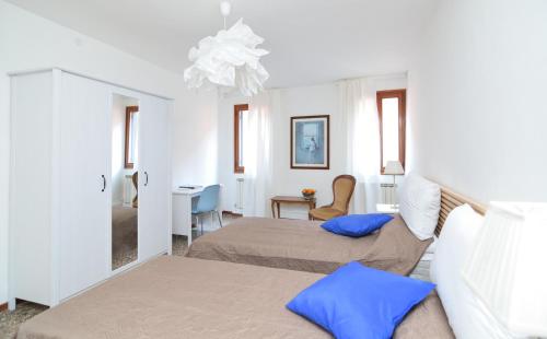 ヴェネツィアにあるCa' Gallion 1144のベッドルーム1室(青い枕のベッド2台付)