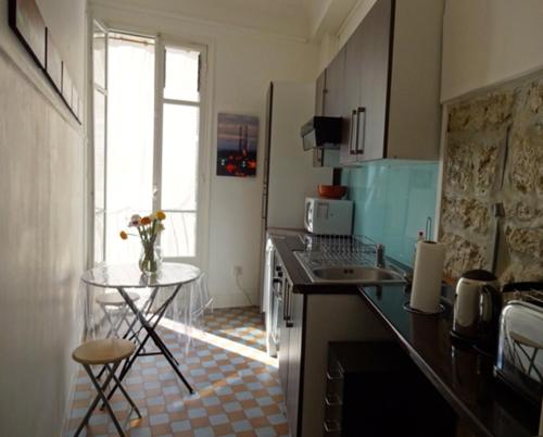 Cuisine ou kitchenette dans l'établissement Charmant appartement au centre de Nice