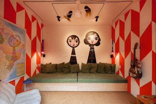 a room with a couch and two heads on the wall at Ô de Casa Hostel in Sao Paulo