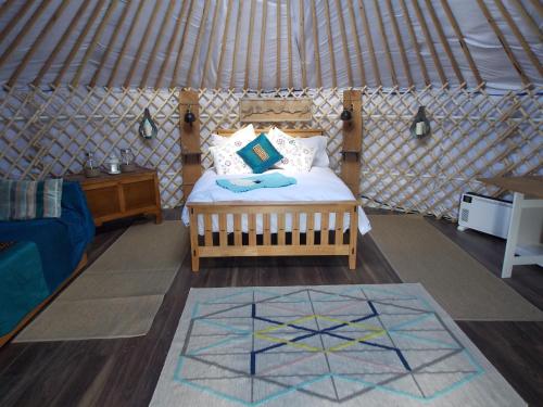 Tempat tidur dalam kamar di Glamping on the Hill