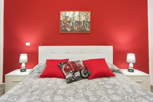 アルゲーロにあるLe Campanelleの赤いベッドルーム(ベッド1台、赤い枕2つ付)