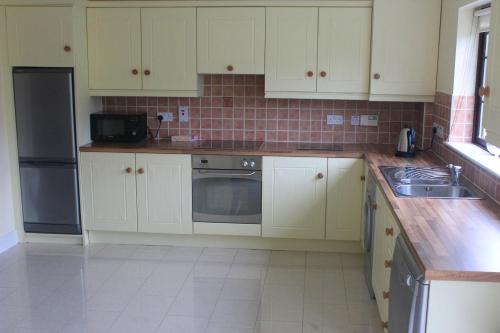 Η κουζίνα ή μικρή κουζίνα στο Crofton House Lough Rynn