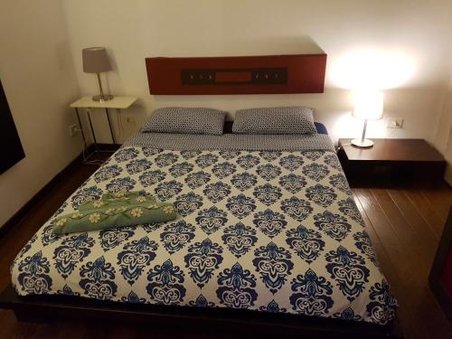 ローマにあるtrastevere artのベッドルーム1室(青と白のキルトのベッド1台付)