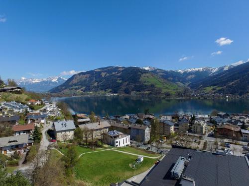 una vista aerea di una città vicino a un lago di Appartement THE GOOD VIEW by All in One Apartments a Zell am See