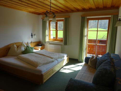 מיטה או מיטות בחדר ב-Schmiedbauernhof