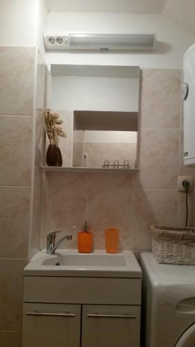W łazience znajduje się umywalka i lustro. w obiekcie Apartment Ines w Splicie