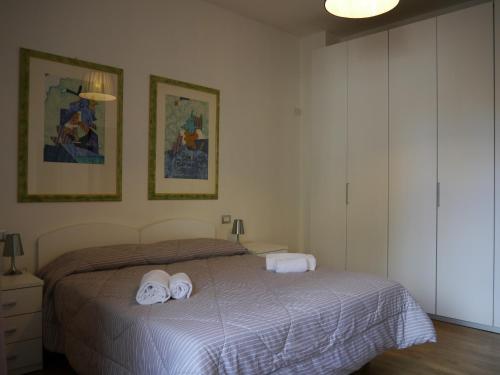 カリアリにあるCagliari Holiday Apartmentsのベッドルーム1室(ベッド1台、タオル2枚付)
