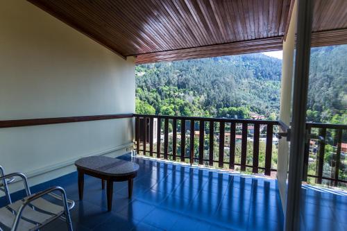 a room with a balcony with a table and chairs at Adelaide Hotel in Geres