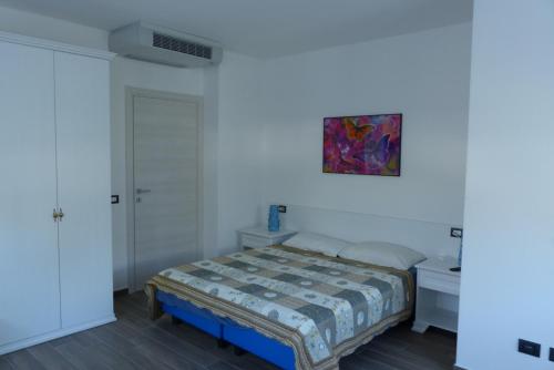 a bedroom with a bed and a painting on the wall at B&B Le Farfalle in Onno