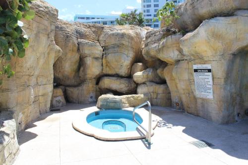 Kolam renang di atau dekat dengan 2 Bedroom 2 Bath Beachfront Condo on Miami Beach Millionaire Row