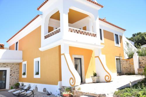 a villa with a view of the front of the house at Casa da Paleta in Castelo de Vide
