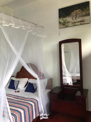 Кровать или кровати в номере Wilpattu Dolosmahe