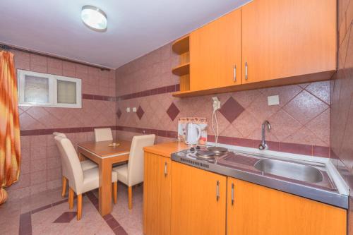 Majoituspaikan Villa Nena Apartments Sutomore keittiö tai keittotila