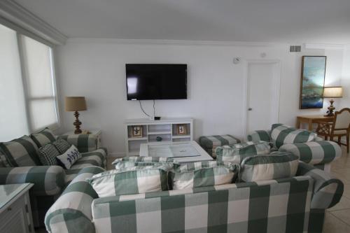 Televisyen dan/atau pusat hiburan di 2 Bedroom 2 Bath Beachfront Condo on Miami Beach Millionaire Row