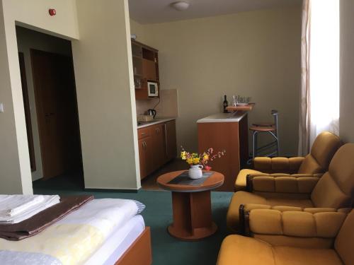 Pokój z łóżkiem, kanapą i stołem w obiekcie Apartmán Darmon w Pieszczanach