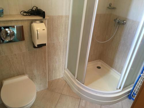 a bathroom with a shower and a toilet at Apartmán Darmon in Piešťany