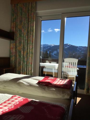 A bed or beds in a room at Appartement Latschen - Ferienhaus