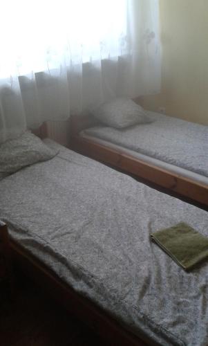 Ένα ή περισσότερα κρεβάτια σε δωμάτιο στο Apartamenty, Pokoje, Noclegi, " Skarpa" Wilkasy