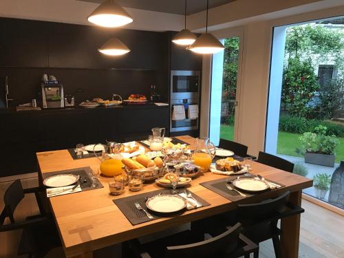 un tavolo con del cibo sopra in una cucina di Conti Guest House a Milano