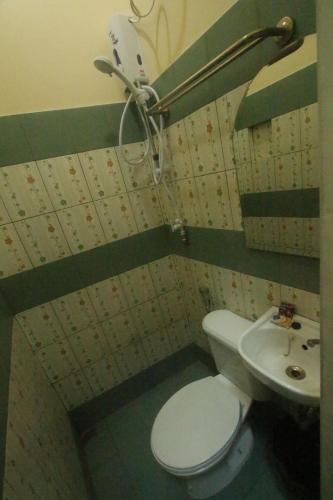 Heart Hotel and Services في دوماغيتي: حمام صغير مع مرحاض ومغسلة