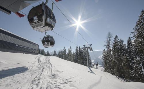 a ski lift going up a snow covered slope at Alpenchalet Almrose in Auffach