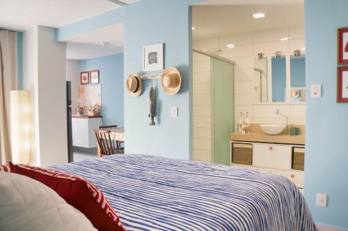 um quarto com uma cama e uma cozinha em Apartamento Solar Água 107 em Pipa
