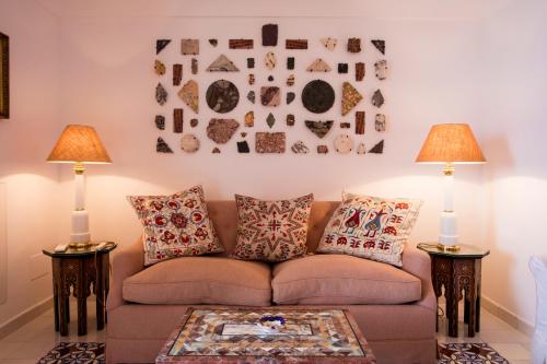 a living room with a couch and two lamps at Le Sirenuse in Positano