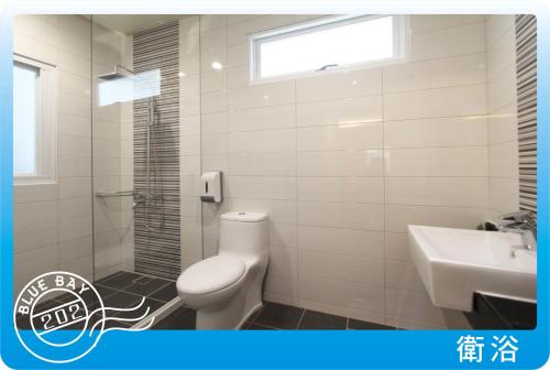 a bathroom with a toilet and a sink at Kenting Blue Bay Inn in Nanwan
