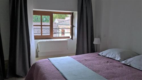 Ein Bett oder Betten in einem Zimmer der Unterkunft Le Grenier Maufoux