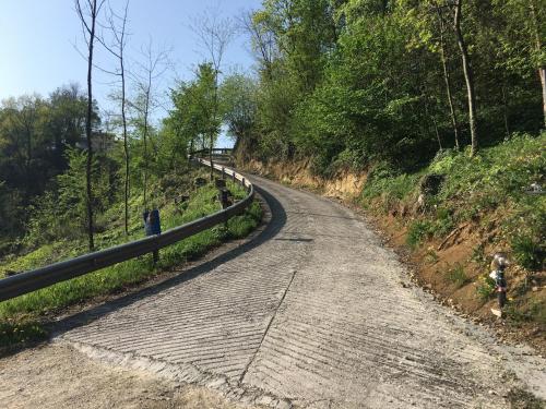 an empty road on the side of a hill at Agriturismo Lemire in San Pietro di Feletto