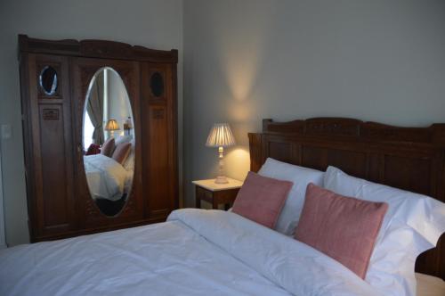 a bedroom with a bed and a large mirror at B&B In den Roden Schilt in Mechelen