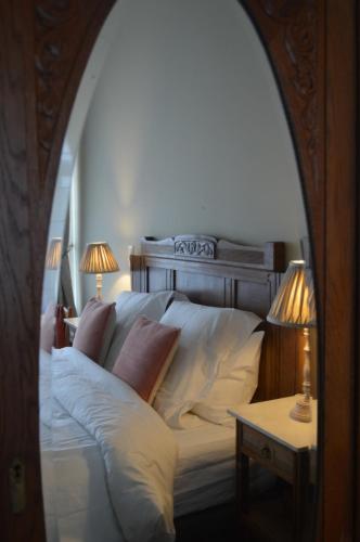 a bedroom with a large bed with white pillows at B&B In den Roden Schilt in Mechelen
