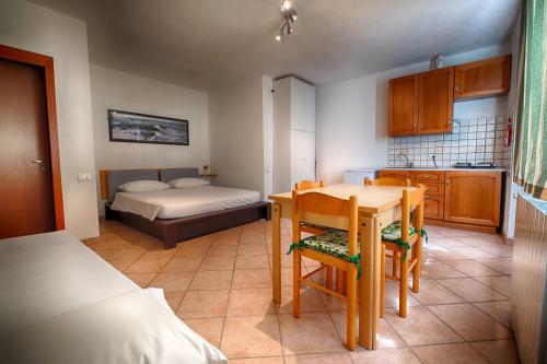 フォッローニカにあるAgriturismo Casa Guidoniのテーブルとベッド付きの小さな部屋