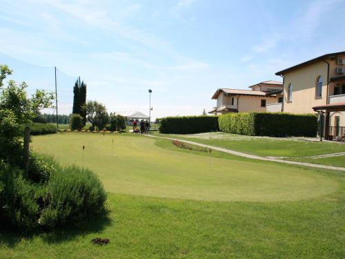 サロにあるAgriturismo with pool next 9 hole golf course and close to Sal and moreのゴルフコースの景色を望む緑豊かな客室です。