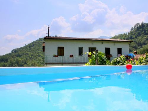 ein Haus mit einem Pool vor einem Haus in der Unterkunft Belvilla by OYO Il Pradaccio in Molazzana