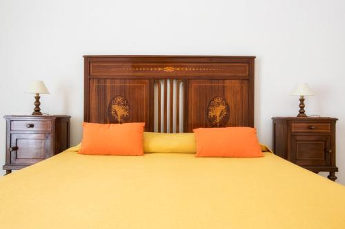 ソレントにあるOrsola Maisonのベッドルーム1室(大型ベッド1台、オレンジ色の枕2つ付)