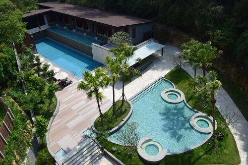 an overhead view of a swimming pool with palm trees at Fuli Hot Spring Resort in Yuchi
