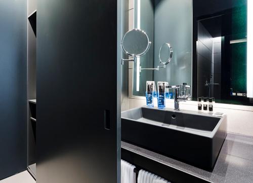 a bathroom with a sink and a mirror at One Shot Mercat in Valencia