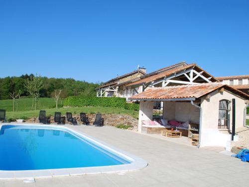 une villa avec piscine et une maison dans l'établissement Cottage in France with Covered Terrace, à Roussines