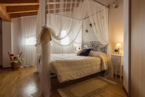 Tempat tidur dalam kamar di Residence Piazza Galta