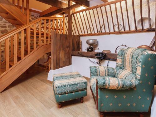 un salon avec deux chaises et un escalier dans l'établissement Holiday Home in Calvinet near Conques, à Calvinet