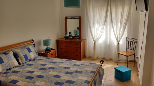ラゴスにあるCasa Mariaのベッドルーム1室(ベッド1台、ドレッサー、窓付)