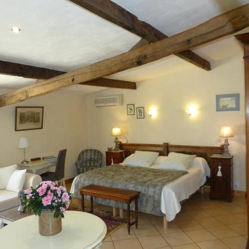 une chambre avec un lit et un salon dans l'établissement Domaine De La Mouthe, à Saint-Rémy