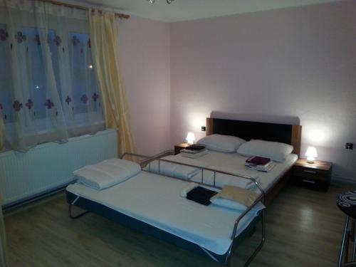 Dormitorio pequeño con 2 camas y 2 lámparas en Vilka Buček "trochu inak", en Bobrovček